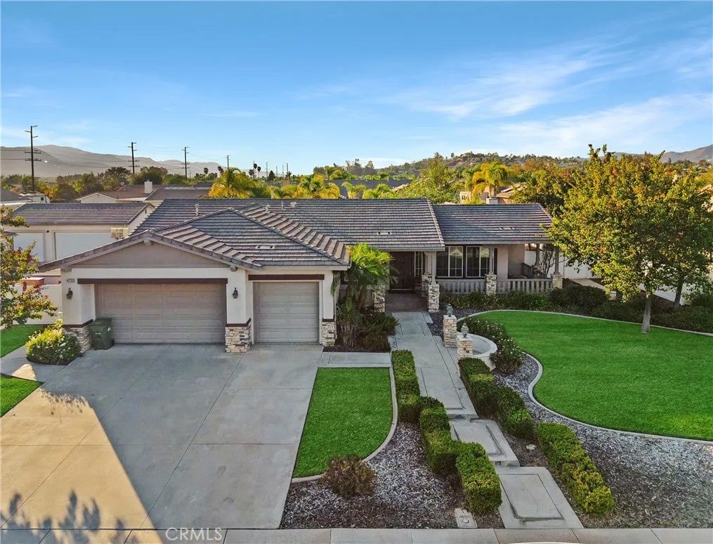 41733 Hollister — photo