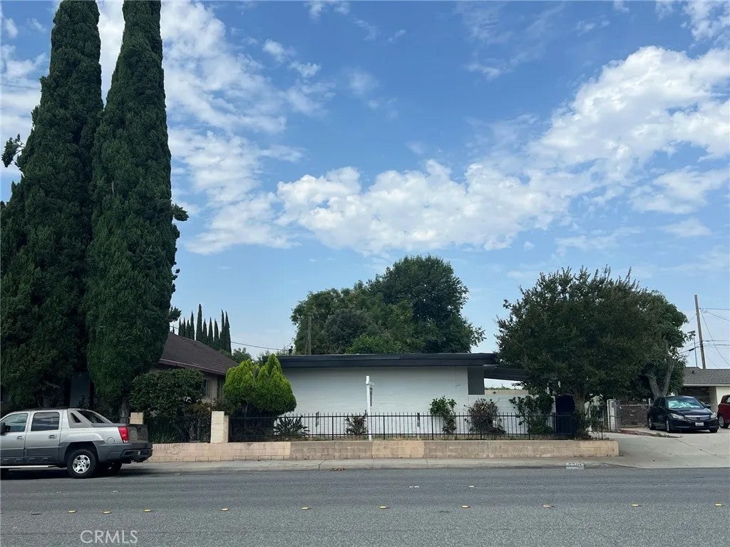 2201 S Towne — photo