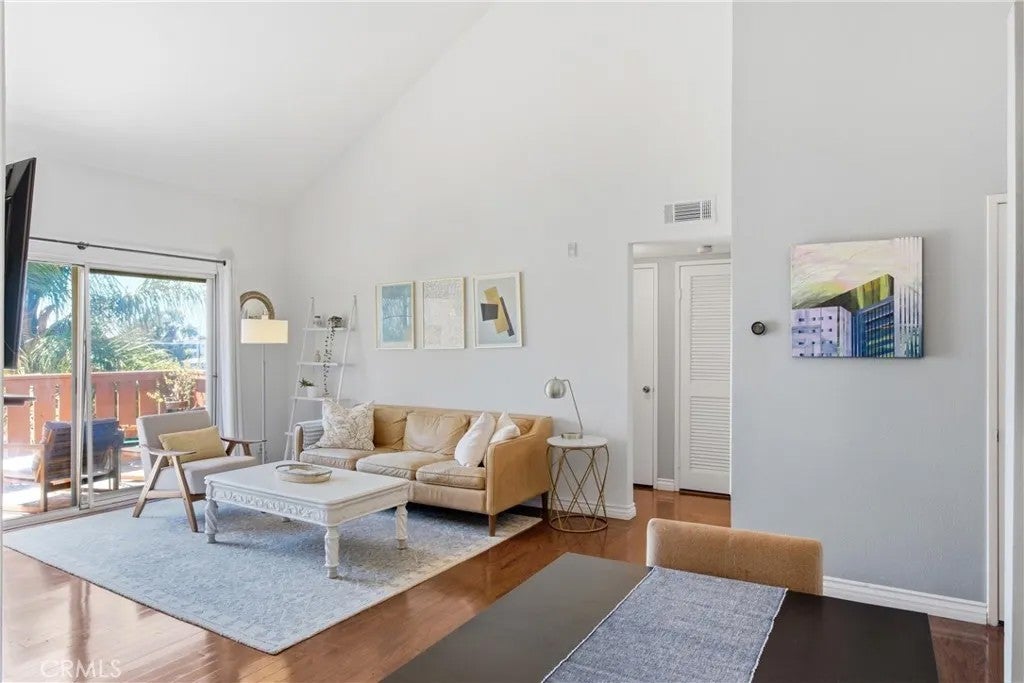 384 Redondo 401 — photo