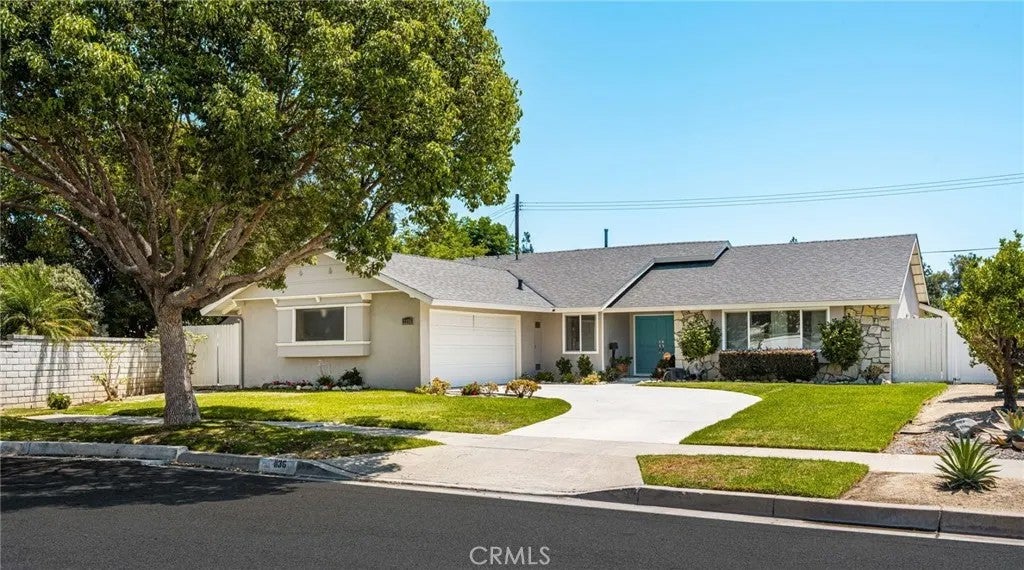 1136 E Rosewood Ave — photo