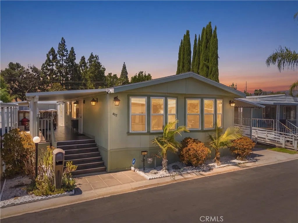 8811 Canoga 417 — photo