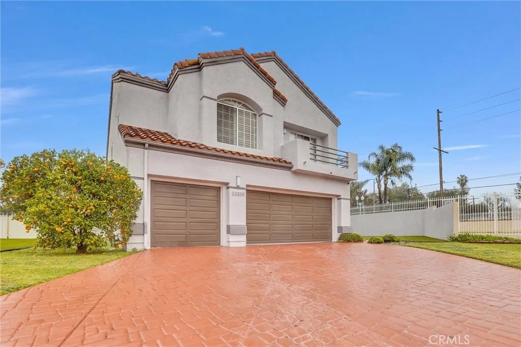 23205 Runnymede — photo