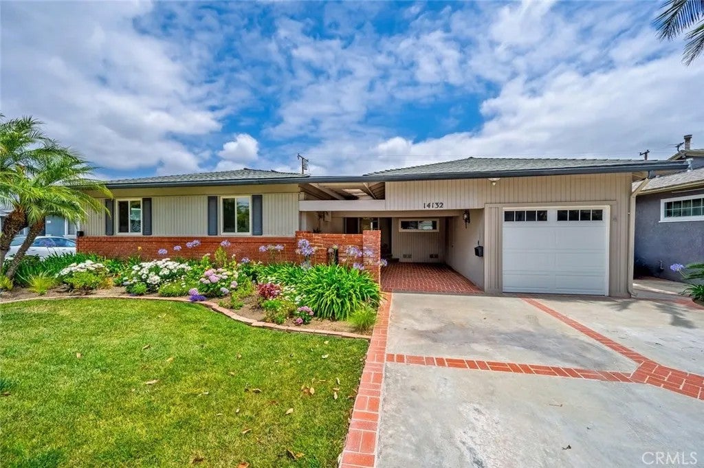 14132 Carfax — photo