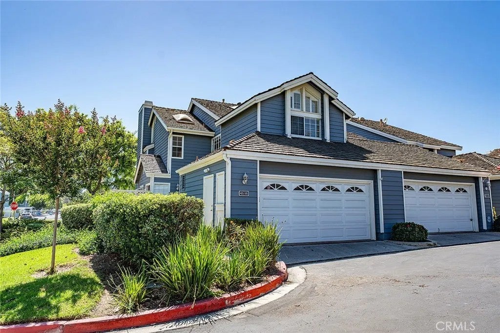 421 Burlington Court 101 — photo