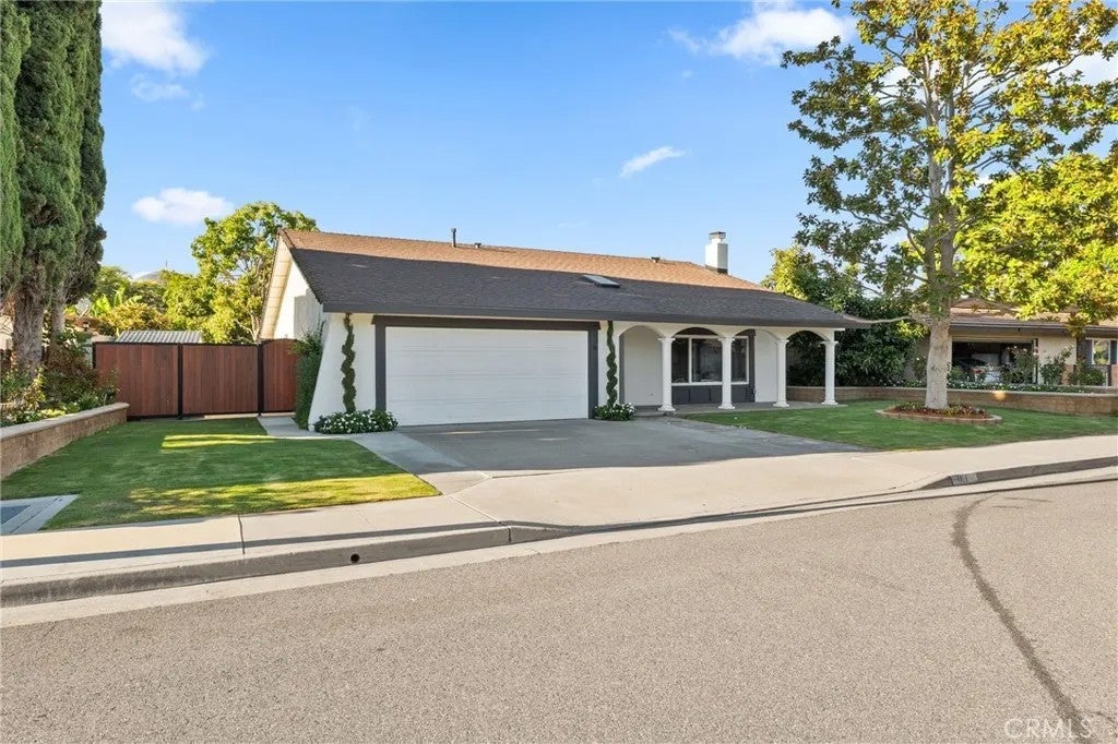 1111 W La Entrada — photo