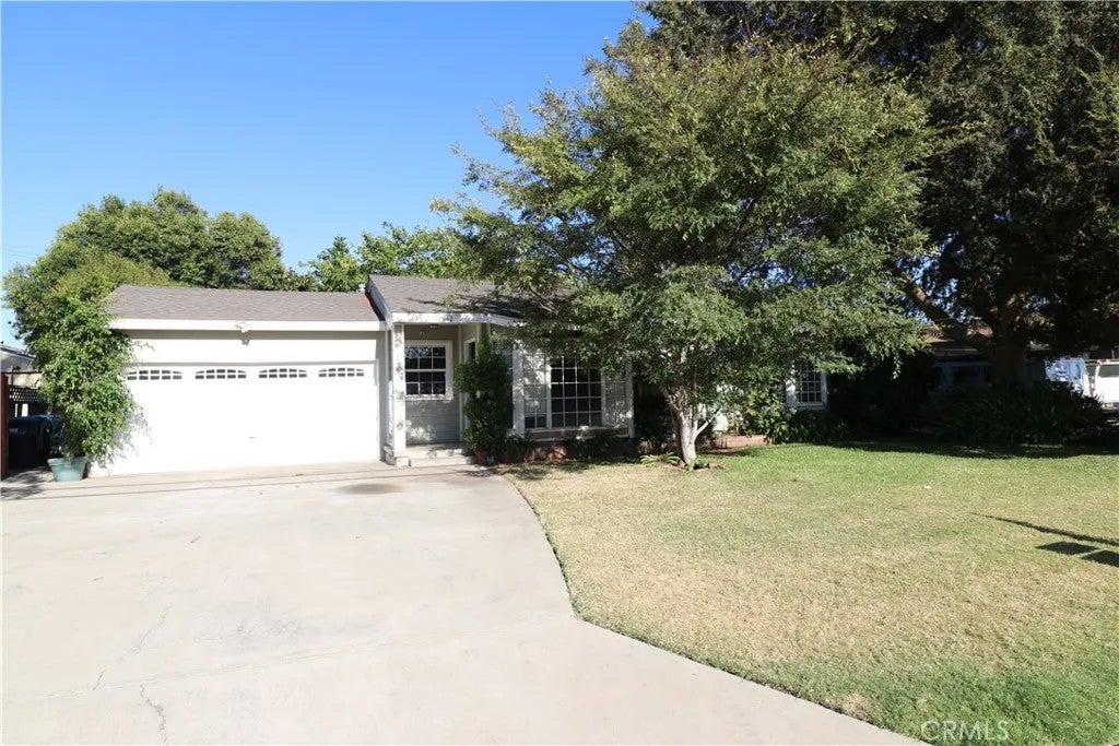 12942 Yorba — photo