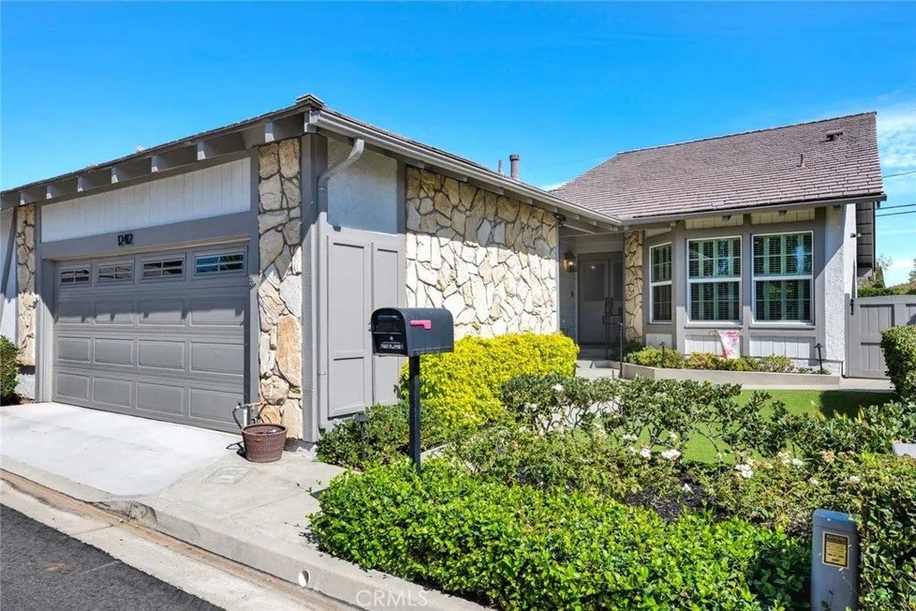 12412 Saint James Way — photo