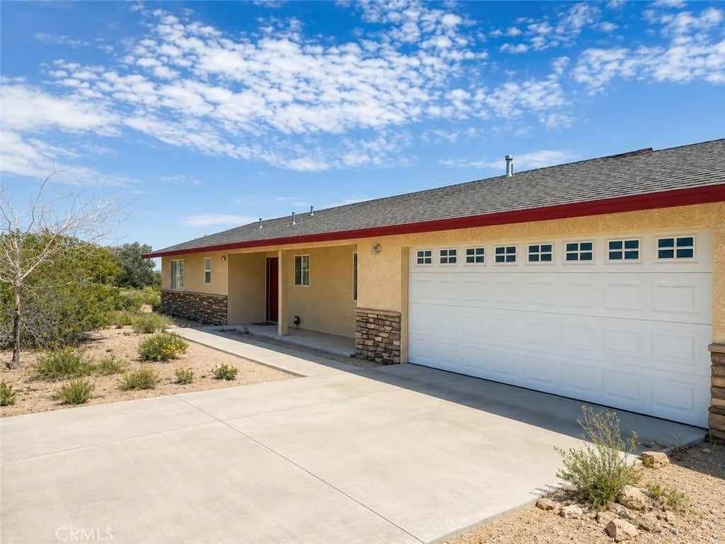 6851 Conejo — photo