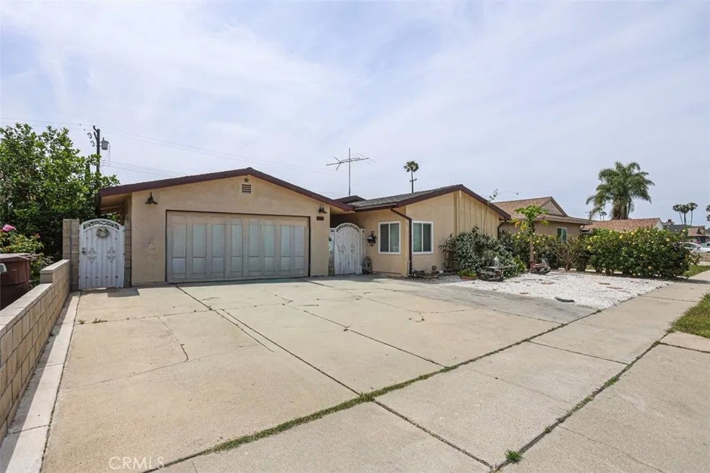 1762 W Minerva — photo