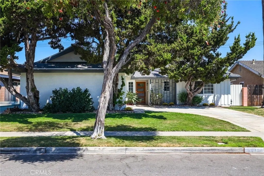6571 Pickett — photo
