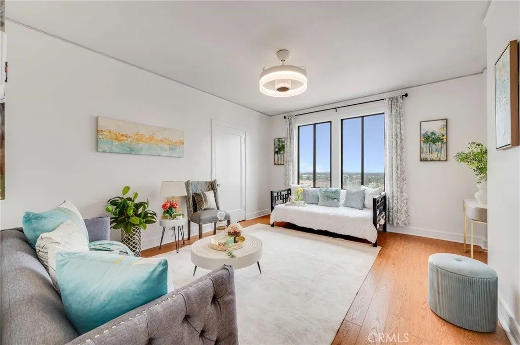 315 W 3rd 1011 — photo