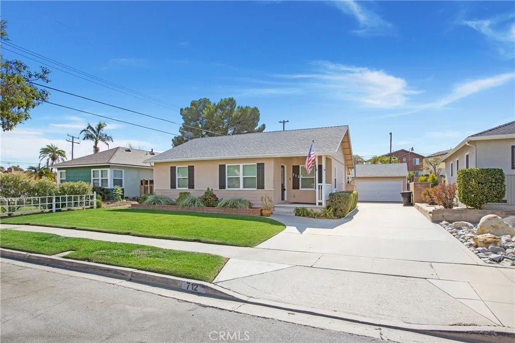 712 E Alder a — photo