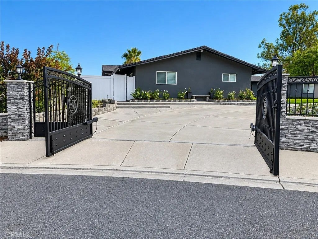 6031 Vista Del Aguila — photo