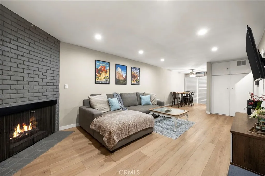 2452 Chelsea Place Unit M — photo