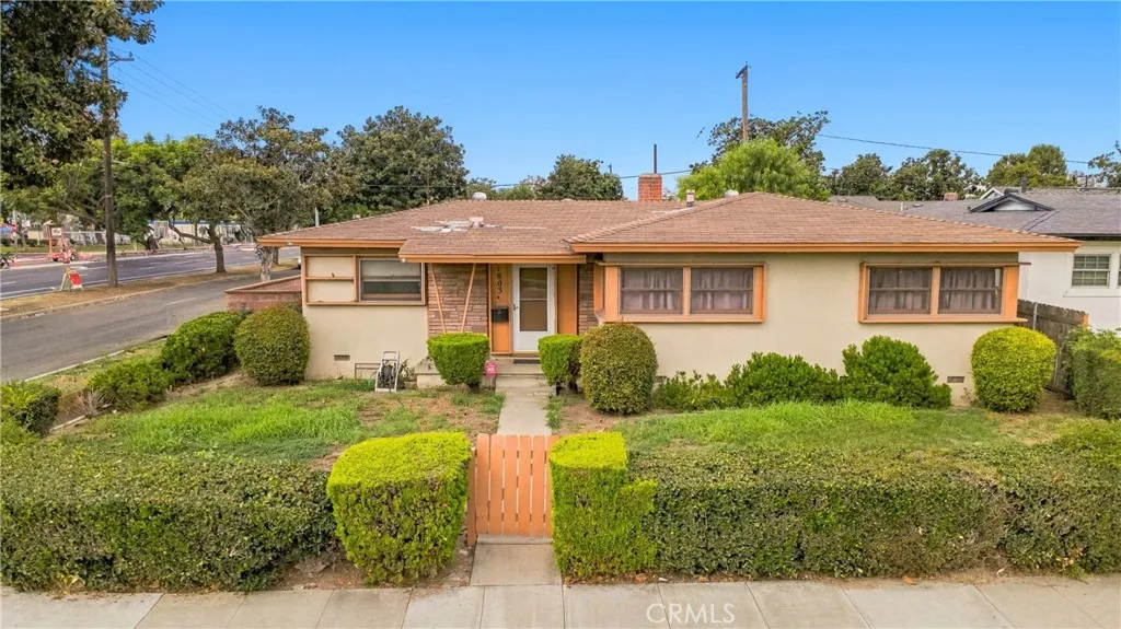 1803 N Studebaker — photo