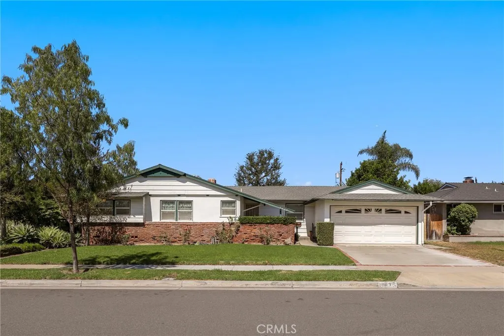 2439 E Paradise Road — photo