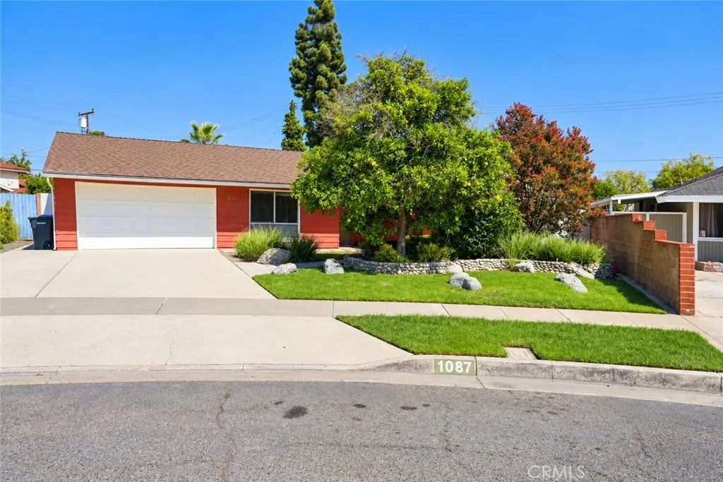 1087 N Greengrove — photo