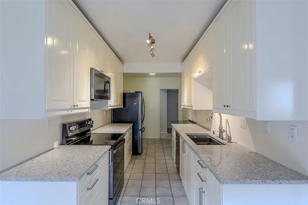 5950 Buckingham Unit 410 — photo