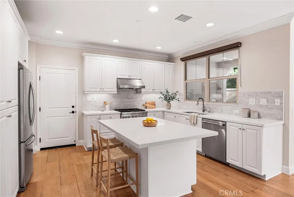 83 Henson — photo