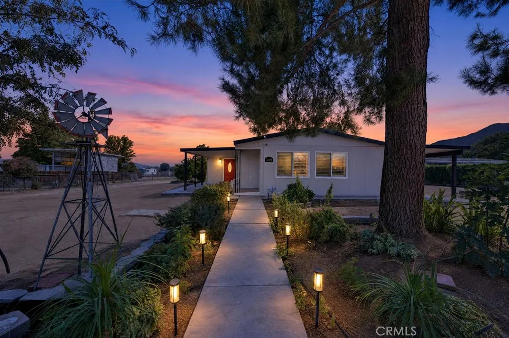 32834 Skylark — photo