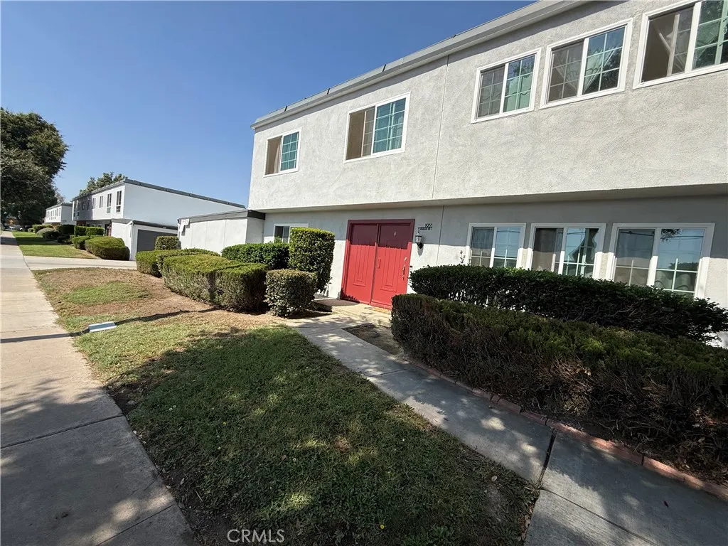 1955 W Greenleaf Avenue Unit F — photo