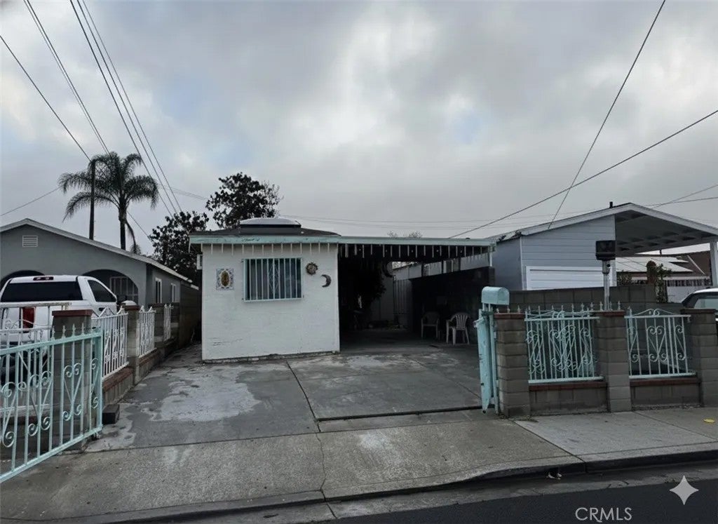 8217 Howe — photo