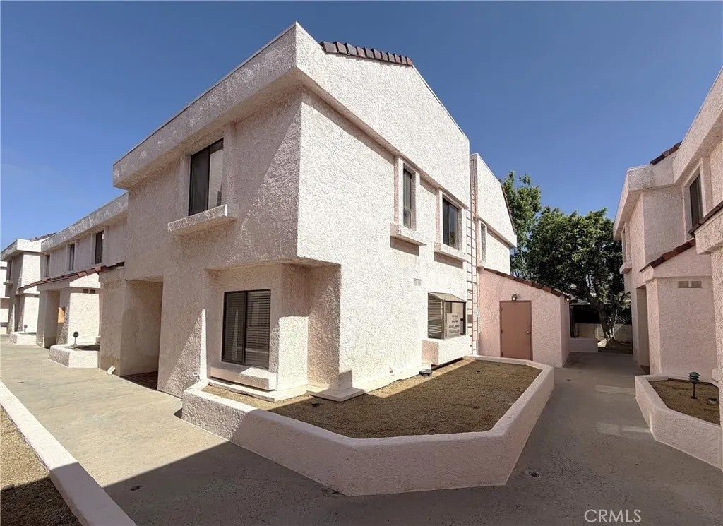 9906 Owensmouth 12 — photo