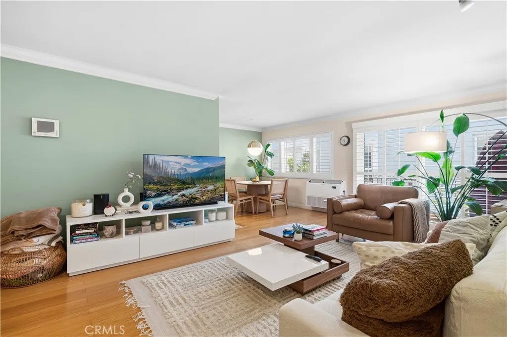 1154 S Barrington Avenue 213 — photo
