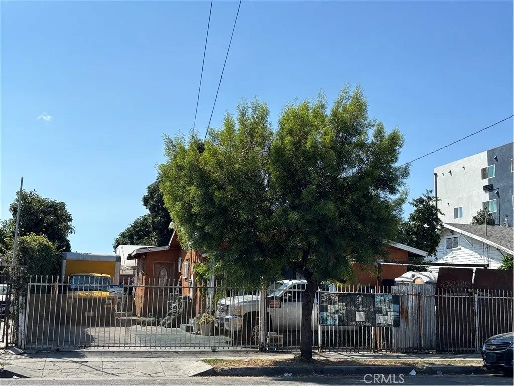 10821 Compton — photo