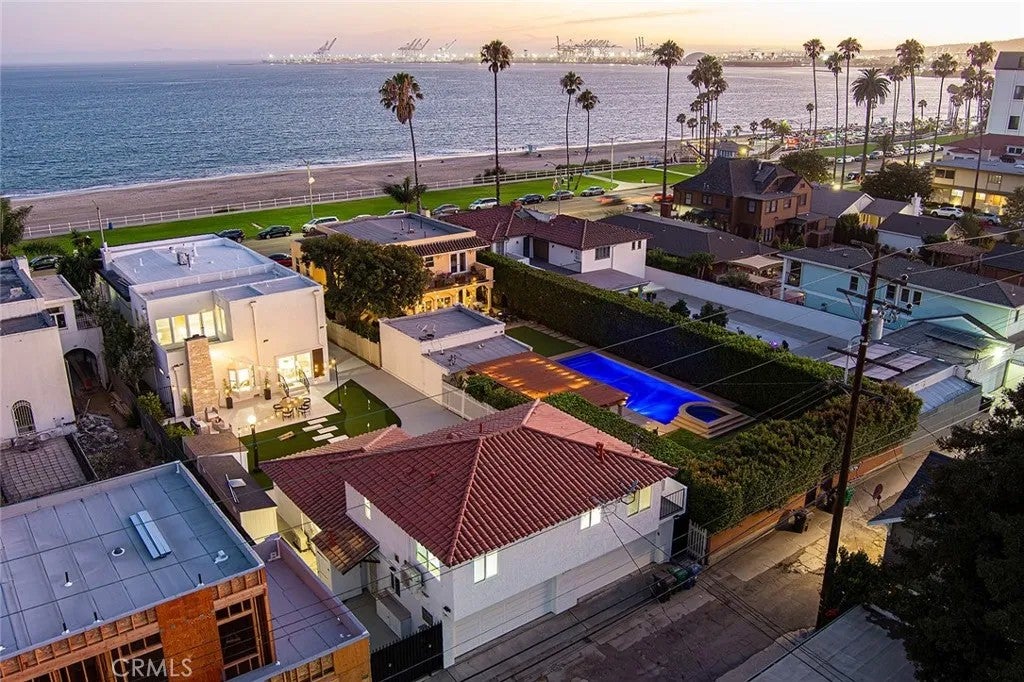 2747 E Ocean Boulevard — photo