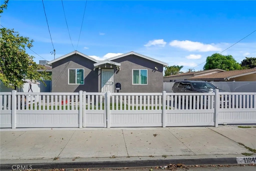 11849 Barnwall — photo