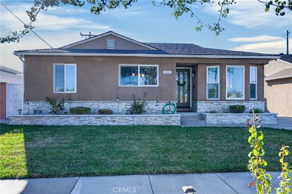 4513 Paramount — photo