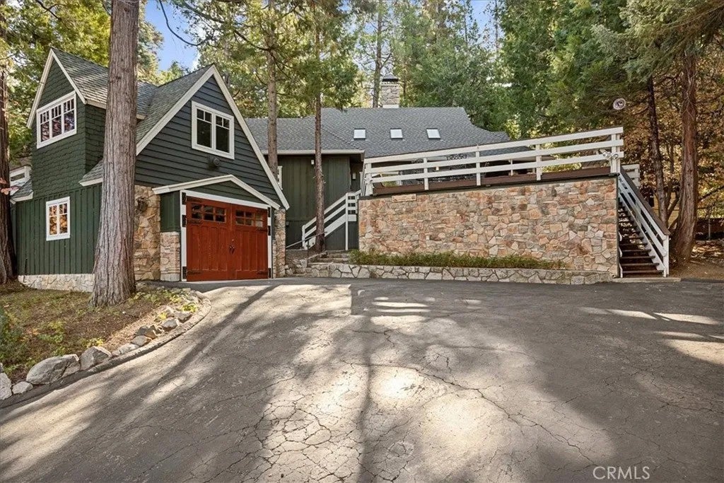 226 Holiday Drive — photo