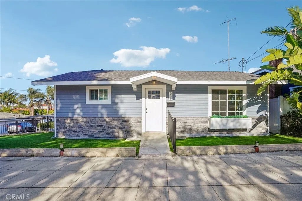 601 El Redondo — photo
