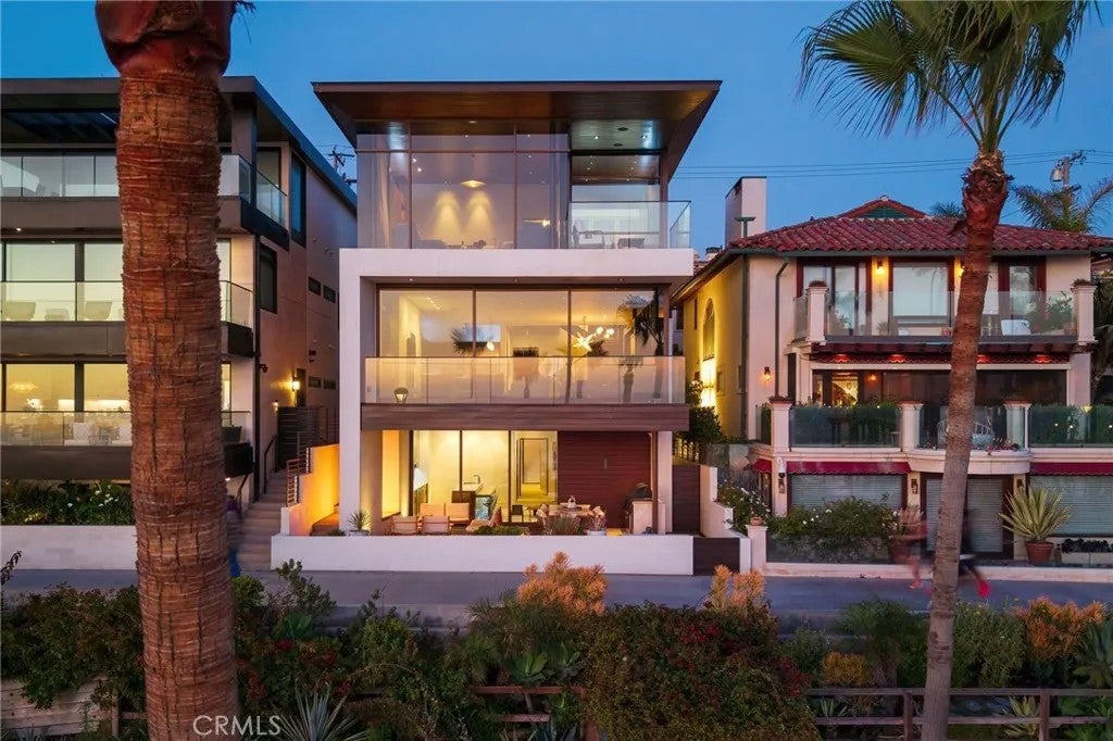 1204 The Strand — photo