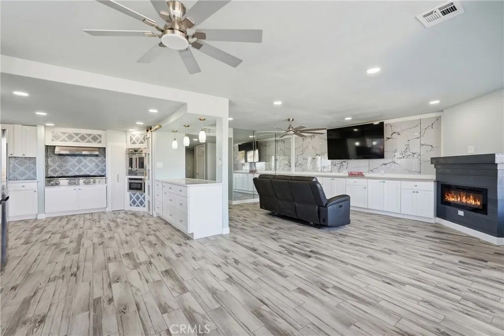 2222 S Mesa 8 — photo