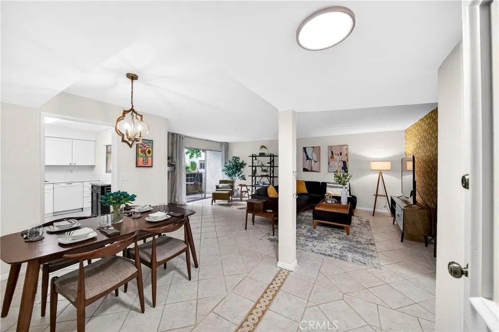 15020 Victory Boulevard 104 — photo