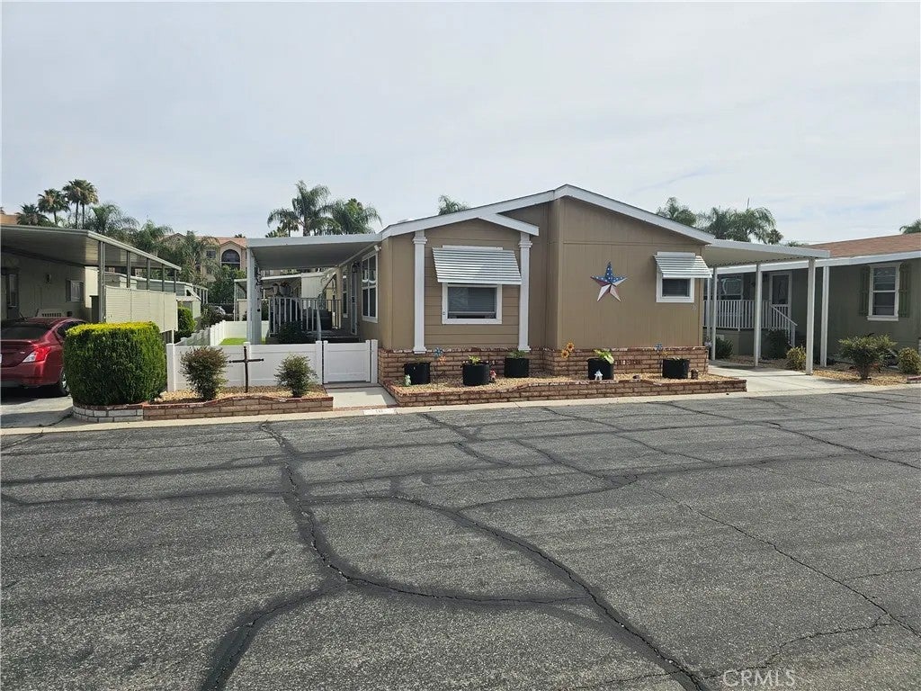 2205 W Acacia 16 — photo