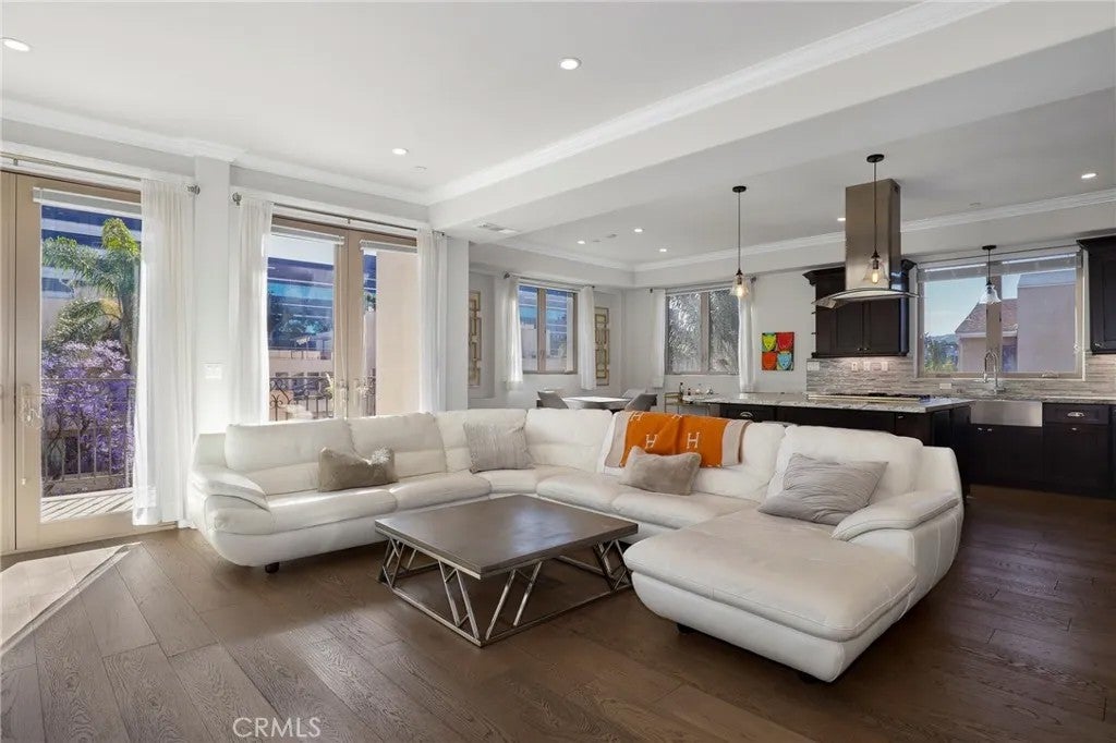 1644 S Bentley Avenue 401 — photo
