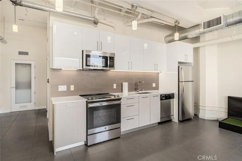 939 S Broadway #1001 — photo