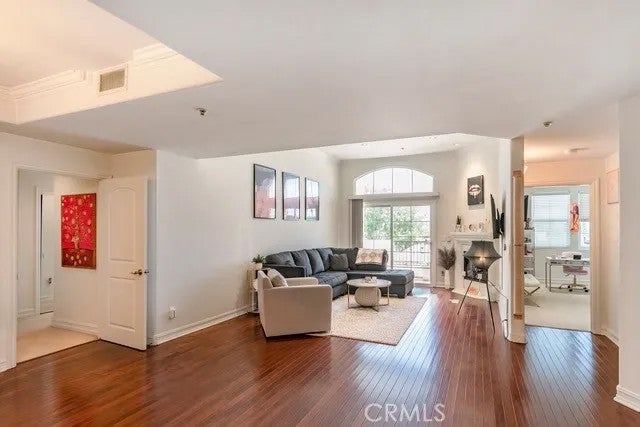 14242 Burbank 307 — photo