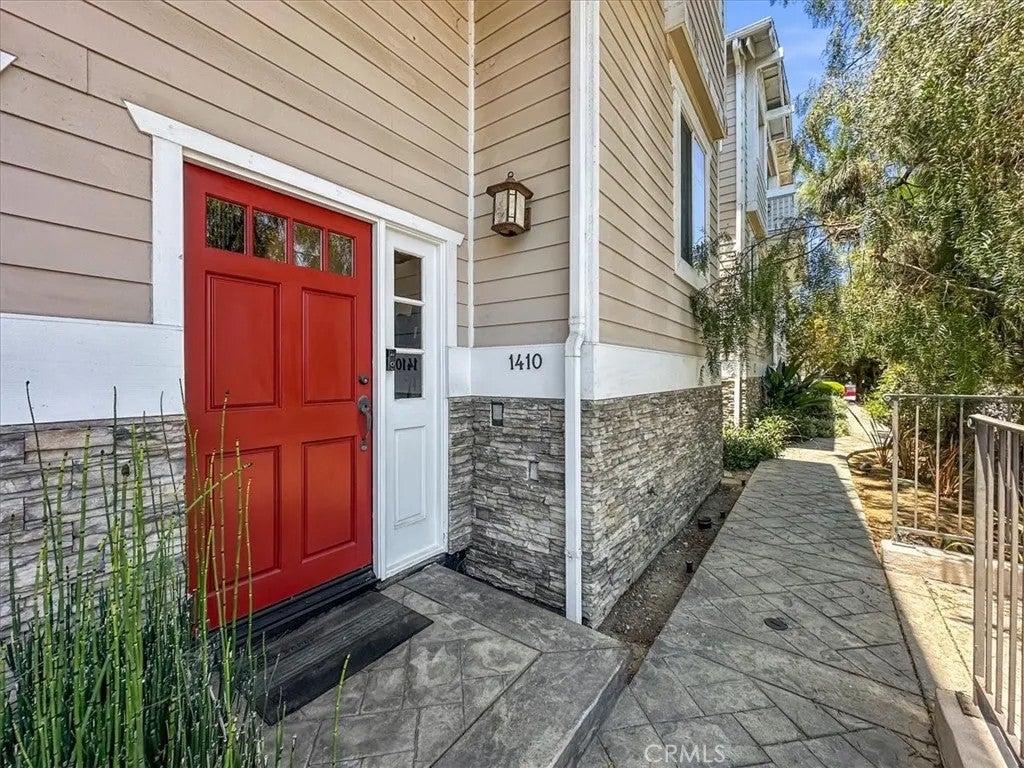 1410 Anaheim St — photo