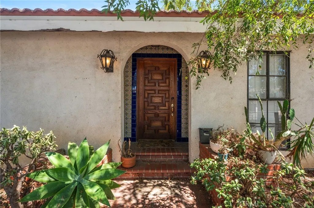 1122 Dominguez — photo