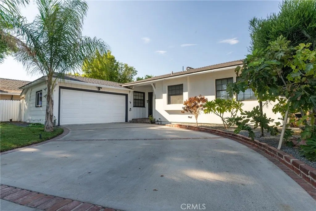 16607 Bahama — photo