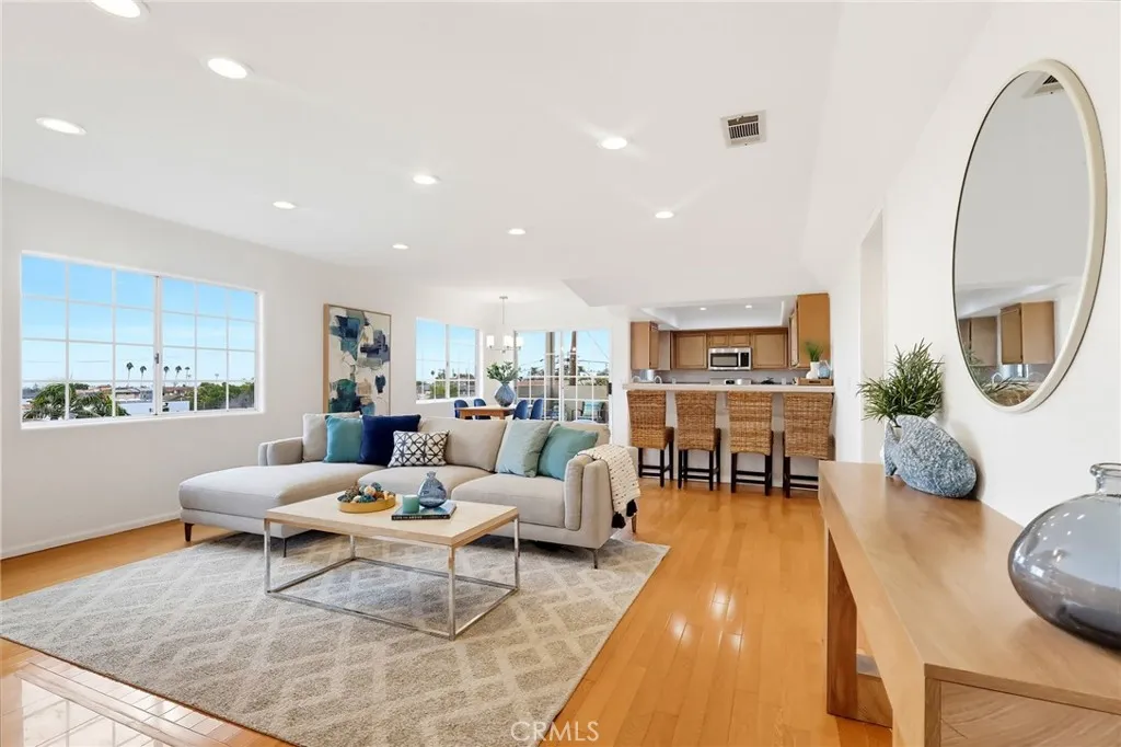 1073 W 9th Street Unit 202 — photo