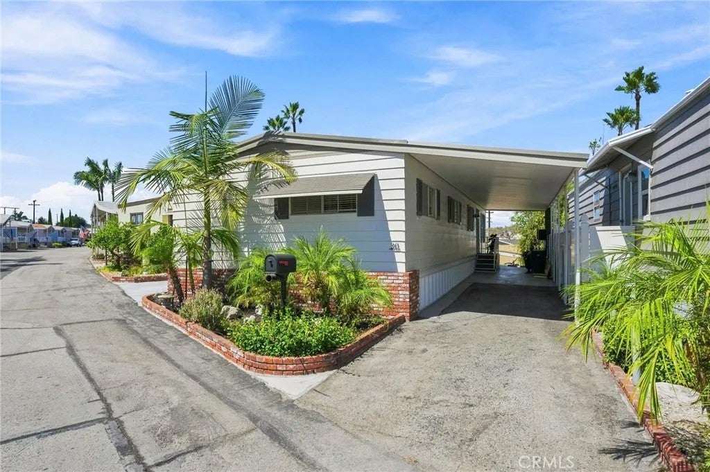2550 Pacific Coast Hwy 30 — photo