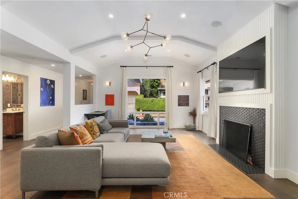 1633 N Beverly Drive — photo