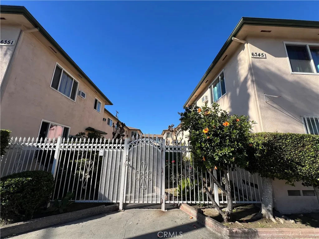 6351 Templeton Street Unit E — photo
