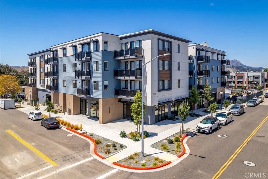 2475 Victoria Avenue 404 — photo