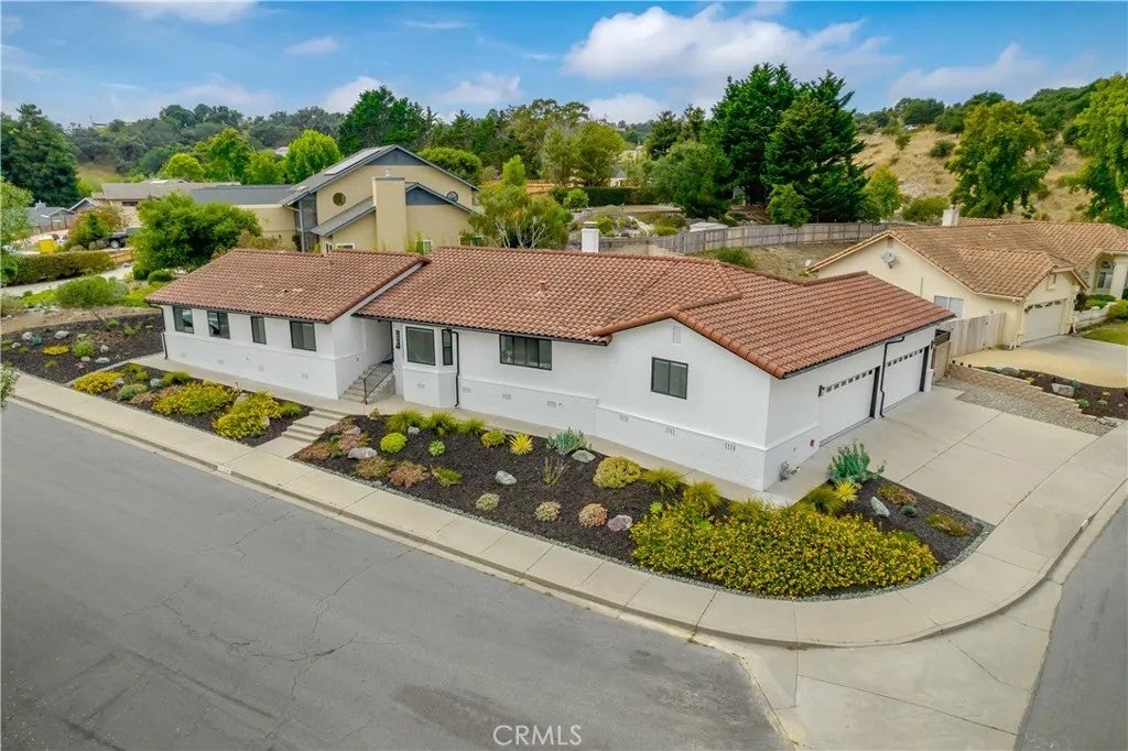 1096 Robin Circle — photo